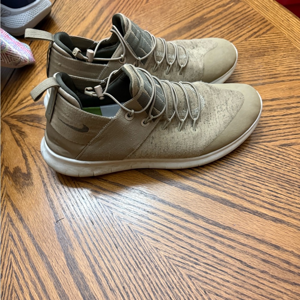 Nike Men's Tan Sneakers